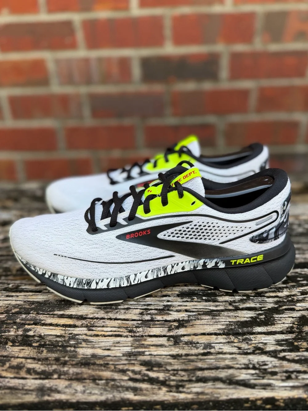 Brooks Trace 2 Hero Pack Fire Fighter White/Black Women’s Sz 9 Running Shoes X1 - Picture 5 of 16